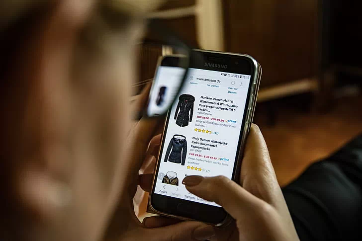 Femme achetant sur une boutique en ligne sur son téléphone portable