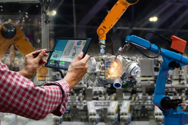 Ingénieur en robotique pilotant un robot depuis une tablette