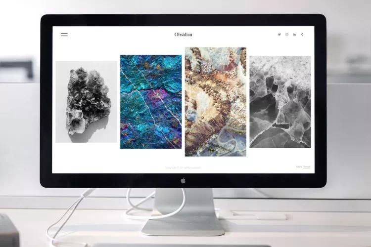 Écran d'ordinateur montrant un site internet avec des photos