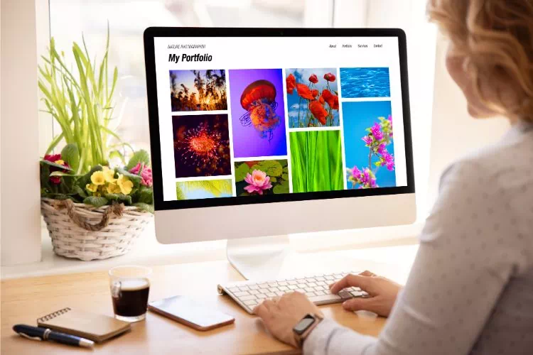 Femme allant sur internet avec son Mac