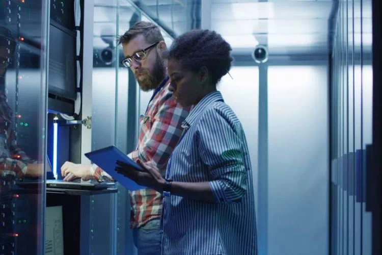 Deux informaticiens s'occupant de la maintenance d'un serveur