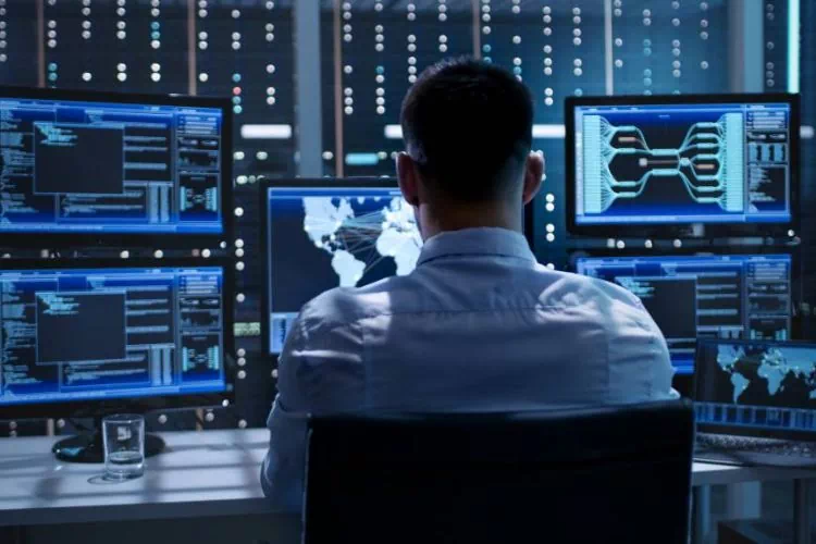 Informaticien à son poste de travail