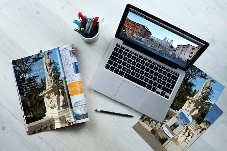 Ordinateur sur un bureau montrant à l'écran une image d'une ville