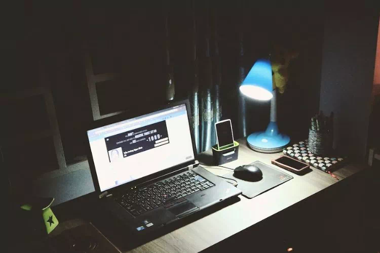 Ordinateur portable sur un bureau