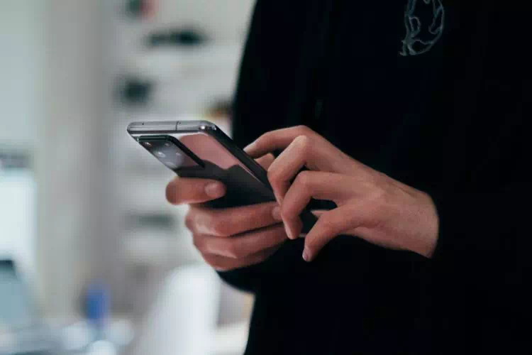 Homme ou femme se servant d'un smartphone