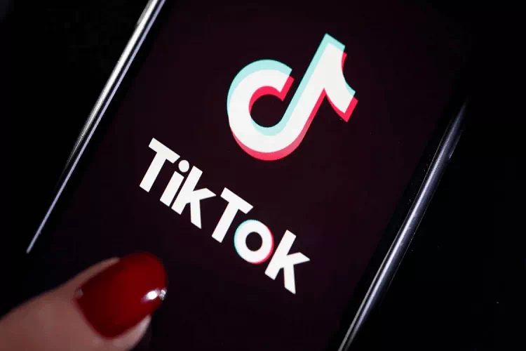 Femme allant sur TikTok sur son téléphone portable