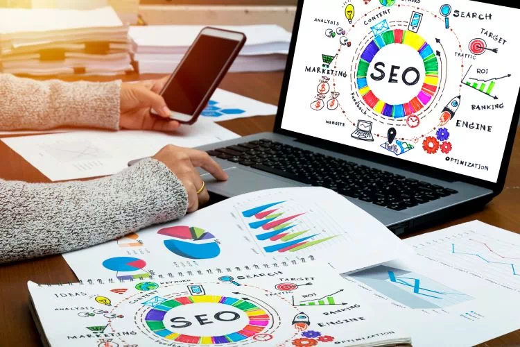 Ordinateur avec une illustration montrant des concepts de marketing et de SEO