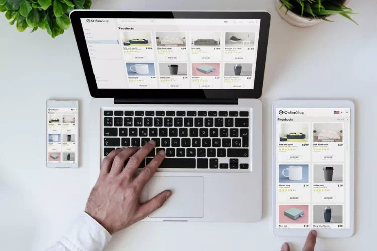 Personne visitant un e-commerce pour faire des achats