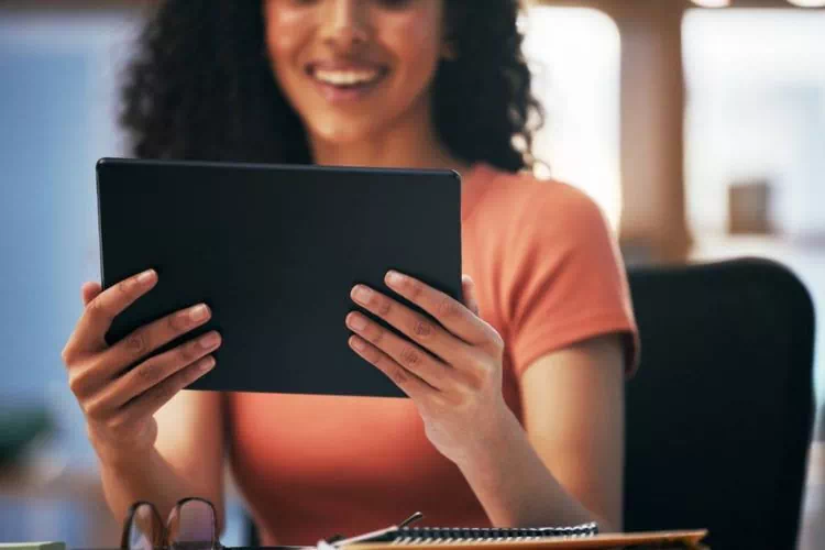 Femme naviguant sur internet avec sa tablette