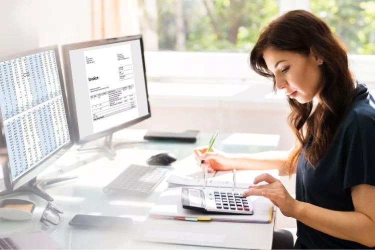 Femme travaillant sur un logiciel de comptabilité