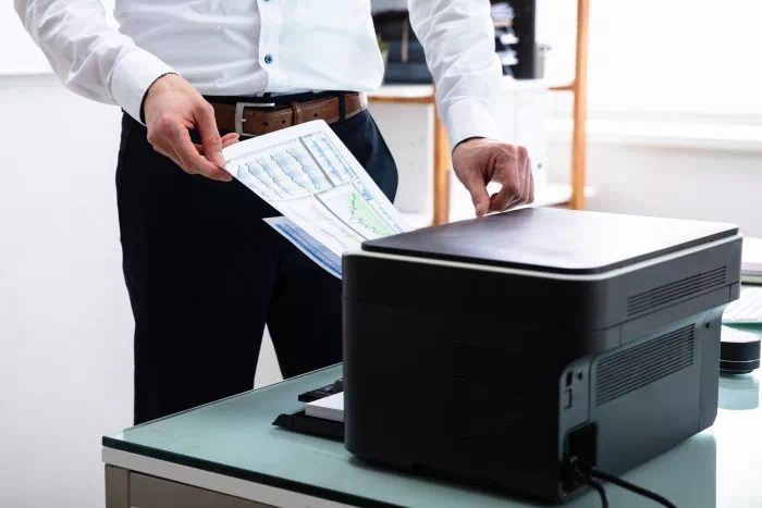 Homme en train de scanner des documents