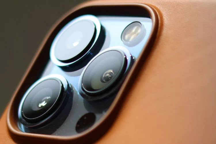 Coque en cuir marron et iPhone 15