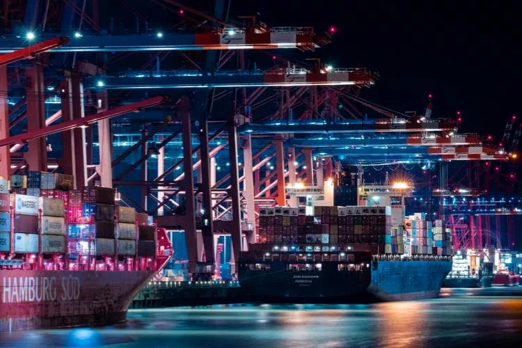 Terminal maritime avec des porte containers