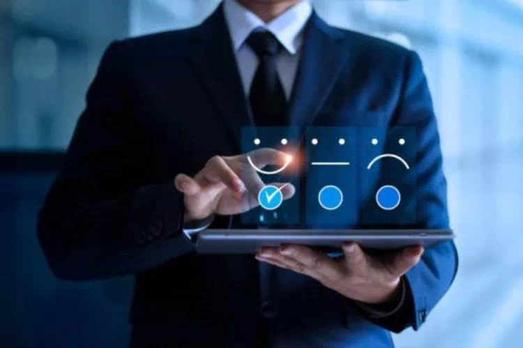 Homme d'affaires en train de noter un prestataire