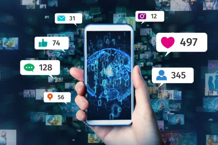 Personnes sur les réseaux sociaux avec des échanges et des likes
