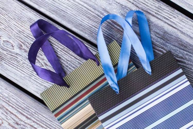 Sacs en papier aux motifs différents