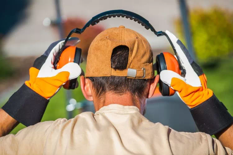 Homme mettant un casque anti-bruit