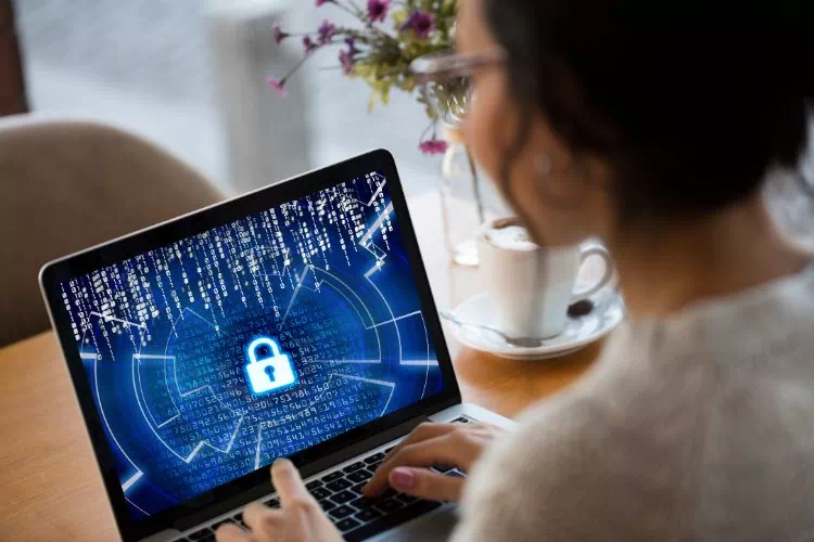 Femme accédant à un espace protégé sur internet