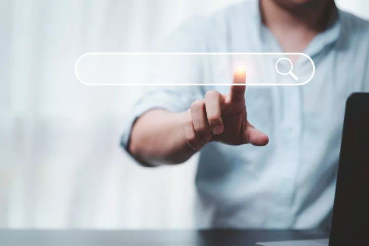 Homme faisant une recherche sur un moteur de recherche