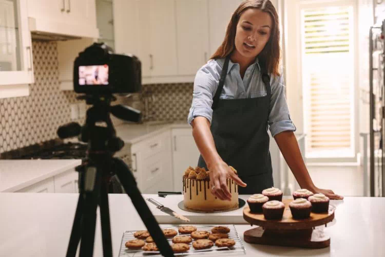 Influenceuse enregistrant une vidéo et présentant ce qu'elle fait