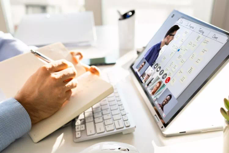 Homme en train de suivre une formation en ligne sur un LMS