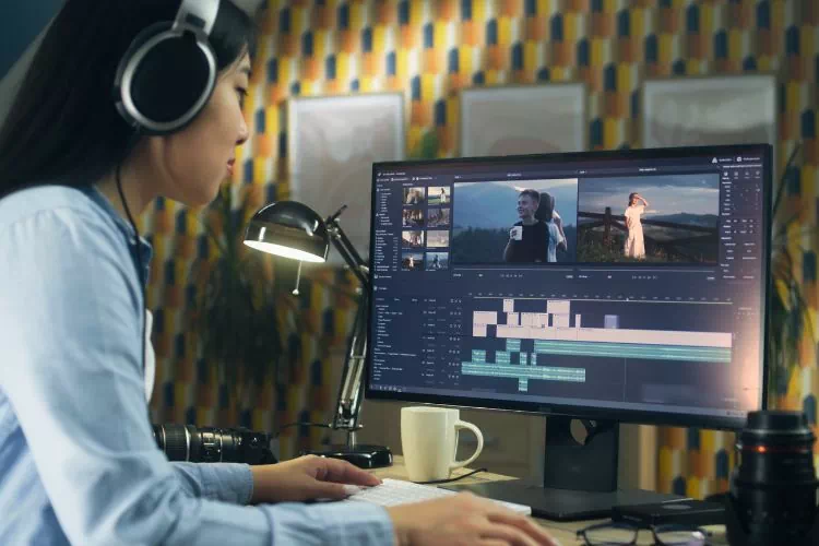 Jeune femme en train de monter une vidéo