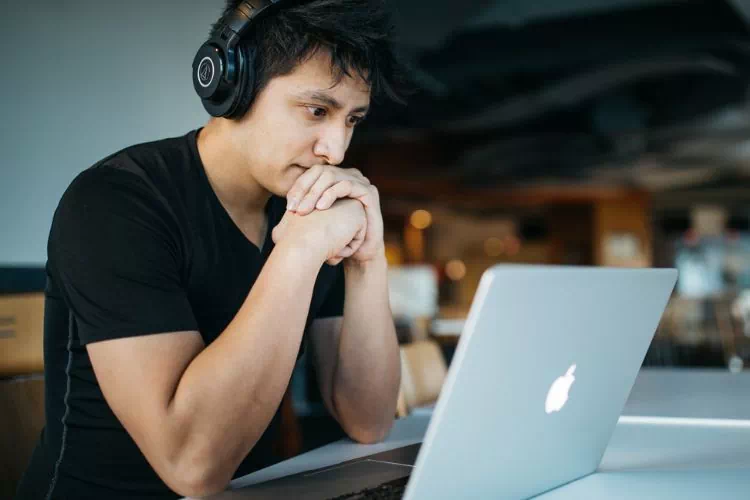 Médecin étudiant sur son ordinateur