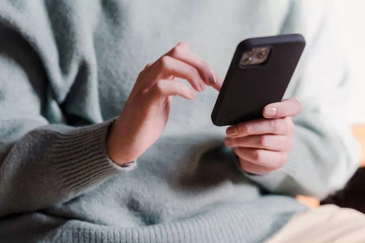 Personne avec son téléphone portable