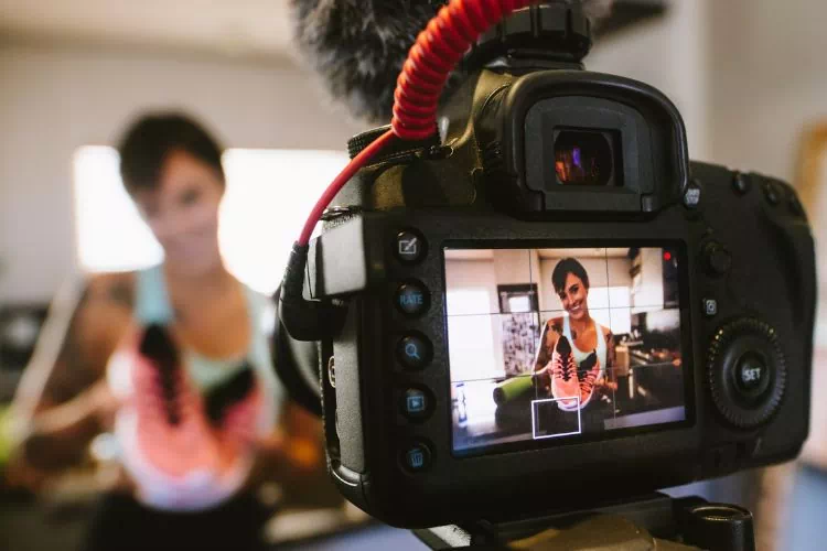 Influenceuse enregistrant une vidéo avec un placement de produit