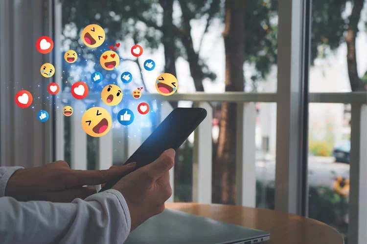 Personne allant sur les réseaux sociaux sur son smartphone