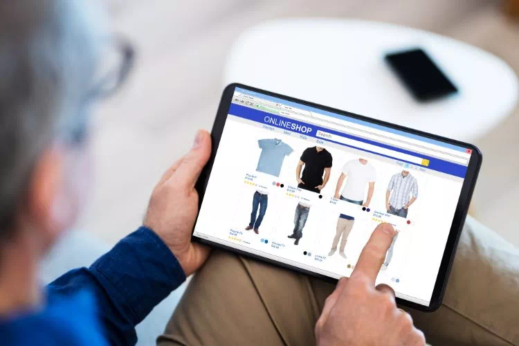 Personne parcourant les articles d'une boutique en ligne