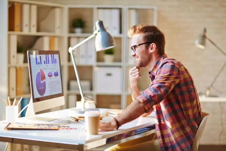 Homme travaillant sur un ordinateur et affichant des diagrammes circulaires et autres
