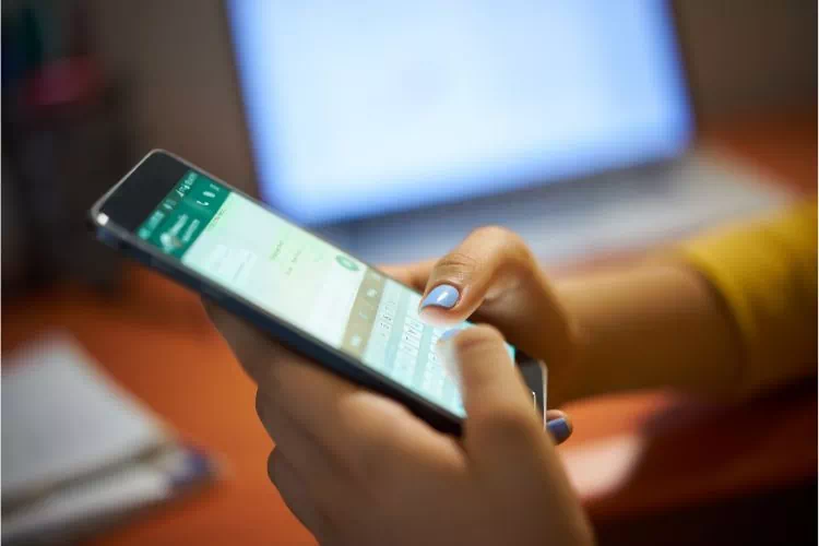 Femme en train de taper un message sur WhatsApp