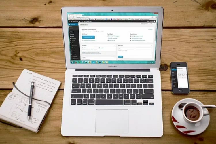 Ordinateur d'une personne travaillant sur un site WordPress