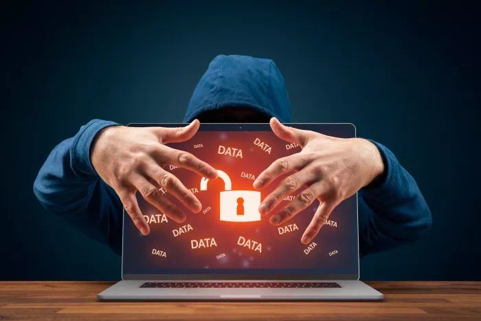Pirate informatique essayant de voler des données