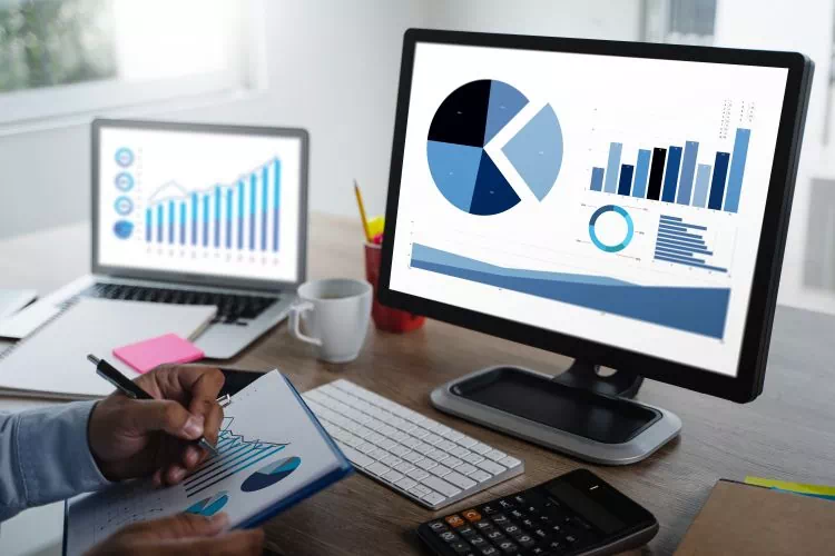 Analyse de résultats sur un ordinateur avec des graphiques