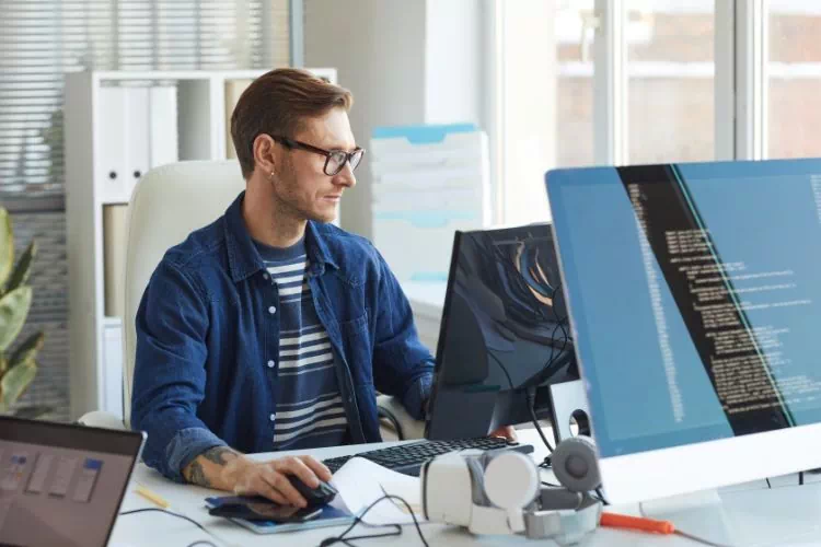 Développeur travaillant à la création d'un site