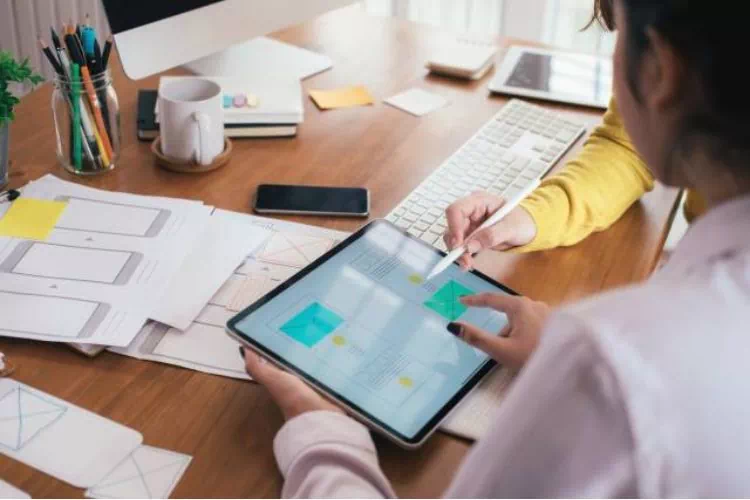 Équipe marketing concevant le design d'un site