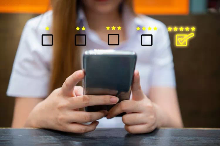 Femme laissant un avis client