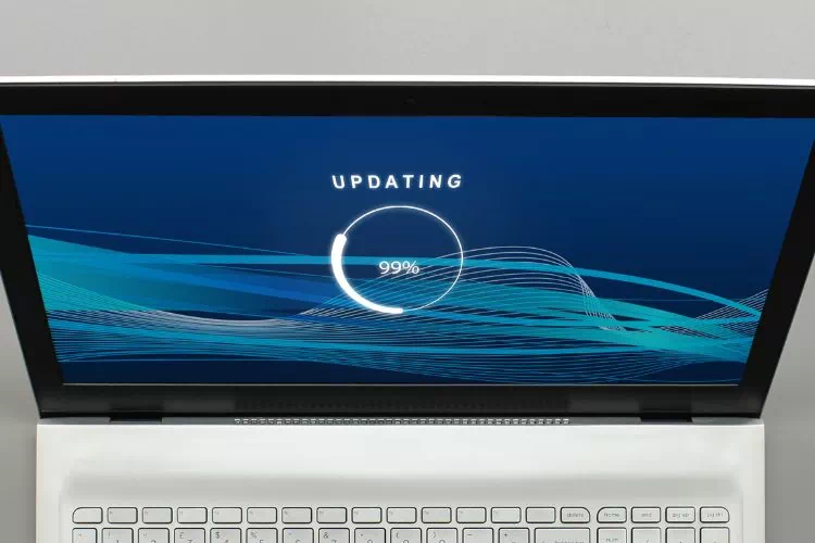 Ordinateur en train de faire une mise à jour