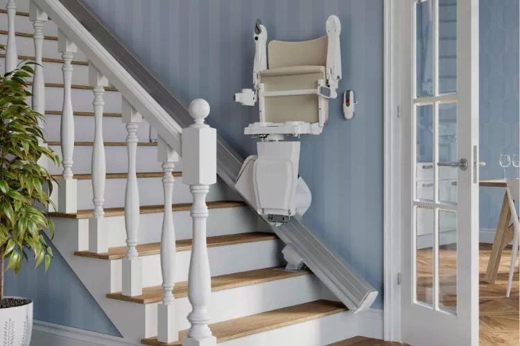 Monte-escalier dans une cage d'escalier bleue