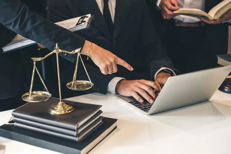 Avocats travaillant ensemble et donnant leur point de vue sur leur site web en création