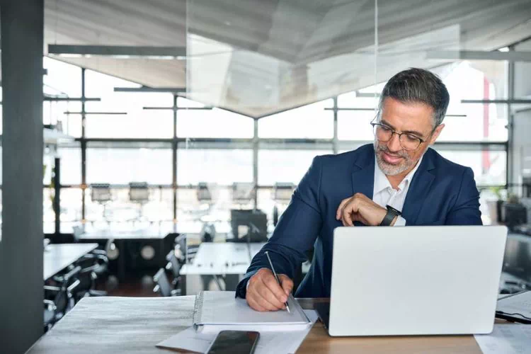 Directeur marketing travaillant