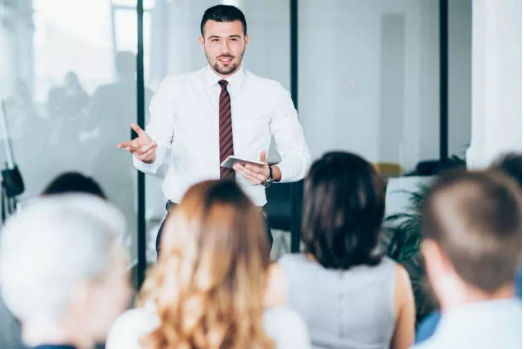 Formateur dispensant une formation