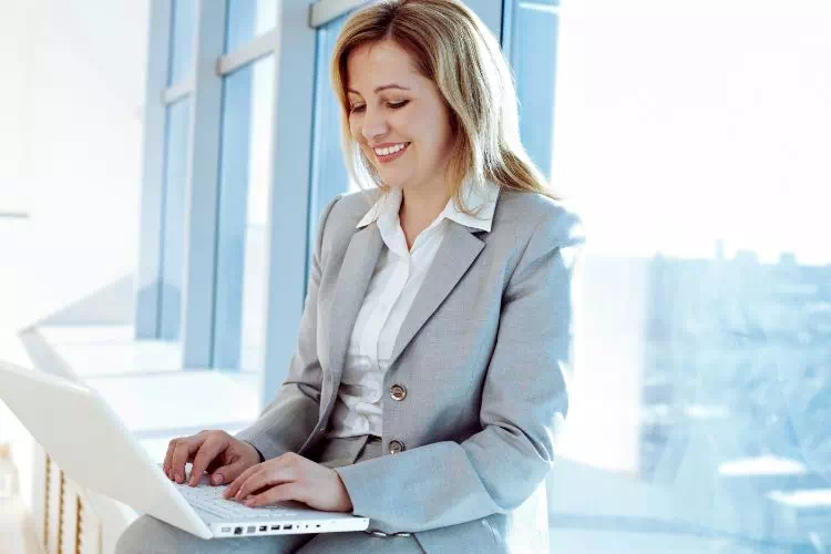 Visiteur d'un site internet heureux