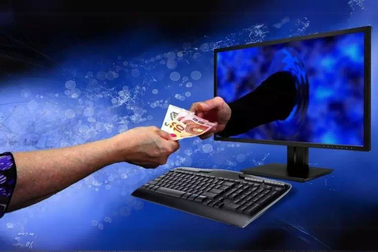 Personne faisant une opération bancaire en ligne