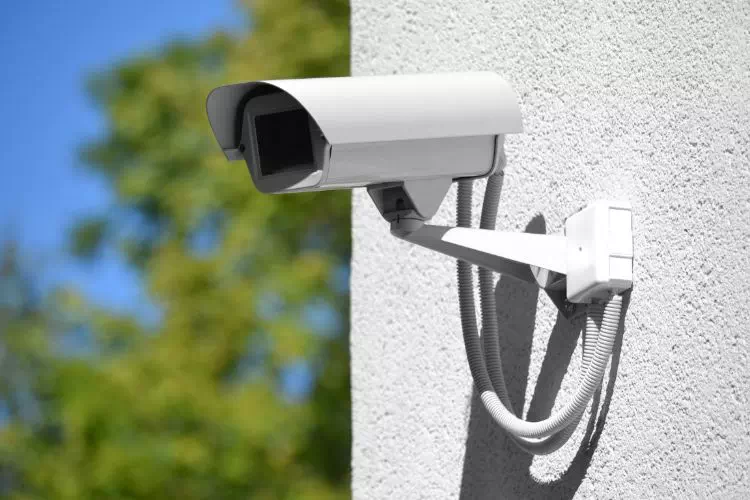 Caméra de surveillance installée sur le mur d'une maison