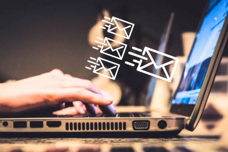 Personne lançant un envoi d'emails depuis son ordinateur