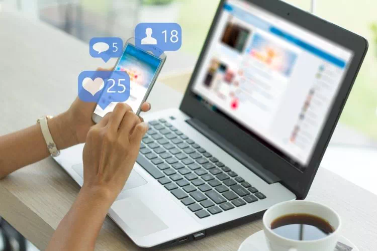 Femme interagissant sur les réseaux sociaux