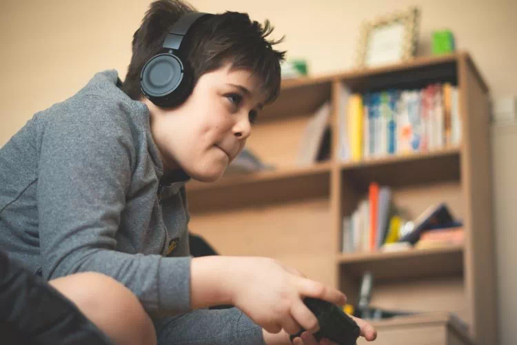 Garçon jouant à un jeu sur ordinateur